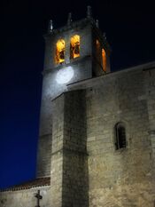 Vista nocturna de la Iglesia de la Asunción de Nuestra Señora, en Robledo de Chavela.