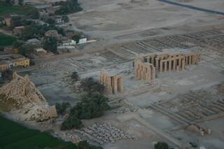 Vista aérea: se ven los restos de los pilonos, las columnas de patios y santuarios, y los edificios secundarios.