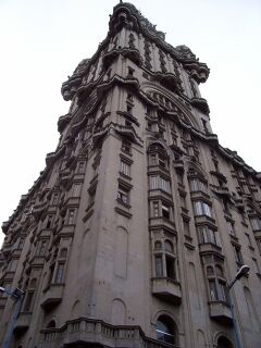 Palacio Salvo desde la esquina de Avenida 18 de Julio y Plaza Independencia, Montevideo, Uruguay.
