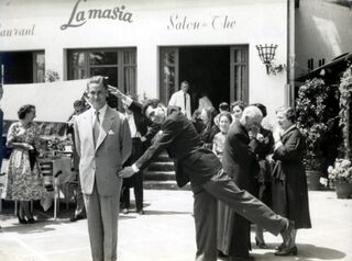 Oriol Bohigas y Josep Martorell haciendo la letra "R" (del Grup R) en 1954