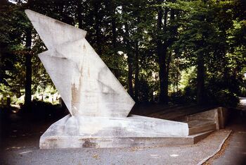 Figura 5. Monumento a los caídos de Marzo realizado por Gropius en 1922, destruido por los nazis en 1933 y reconstruido en 1946 en el cementerio de Weimar.