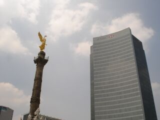 Torre HSBC Ciudad de México de día frente a la Columna de la Independencia