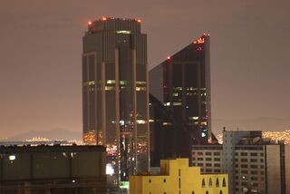 Edificio Reforma 265 a la izquierda y a la derecha el Edificio de la Bolsa Mexicana de Valores.