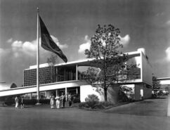 Pabellón de Brasil]] en la Feria Mundial de Nueva York (1938-1939), con Niemeyer.