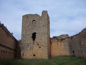 Torre del Homenaje del Castillo de Davalillo visto desde el interior de la cerca.JPG