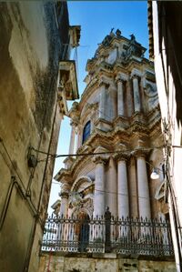 Iglesia de San Jorge, Ragusa. Diseñada en 1738 por Rosario Gagliardi, se accede por una enorme escalinata de más de 250 escalones