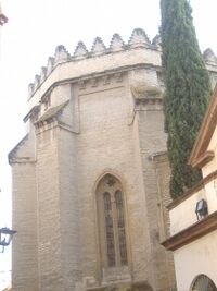 Ábside poligonal y almenado de la Iglesia de Omnium Sanctorum.