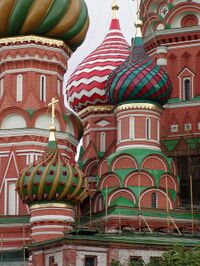 Cúpulas acebolladas en la Catedral de San Basilio en Moscú, edificada entre 1555 y 1561.