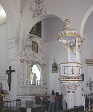 Altar menor y Púlpito