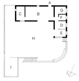 A.-Entrada; B.-sala de estar; C.-habitación del servicio; D.-dormitorio; E.-porche; F.-cocina; G.-baño; H.-jardín; I.-garaje bajo el jardín.