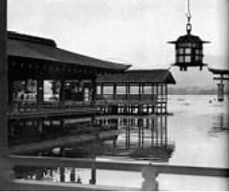 Figura 3. Torii o pórtico japonés del edificio sagrado sintofsta ITSUKUSHIMA (811 d. de C.). Transforman el espacio a partir de una línea de tierra y se diluye la imagen del edificio por el movimiento del agua.