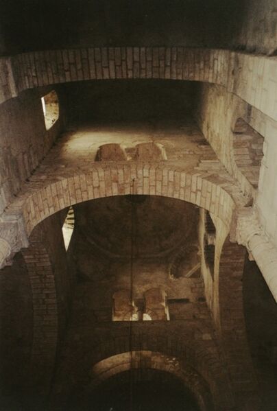 Archivo:Romanesque church inside, Saint-Saturnin, Auvergne, France.jpg