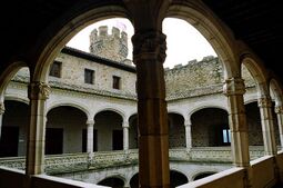 Patio interior porticado en el interior del Castillo de los Mendoza.