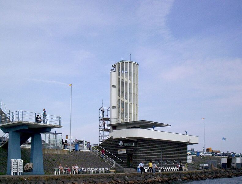 Archivo:Afsuitdijk, lookout tower.jpg
