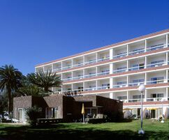 Hotel Oasis, Maspalomas (1965-1971), junto con Manuel de la Peña Suárez y José Antonio Corrales.