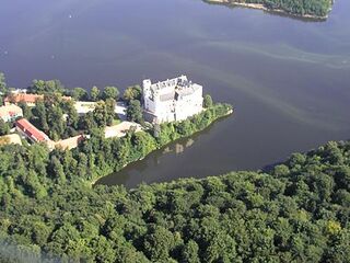 vista aérea del castillo y presa