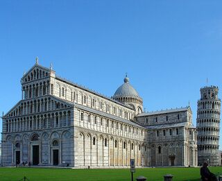 El cuerpo de la basílica, con la célebre Torre de Pisa, que representa el campanil
