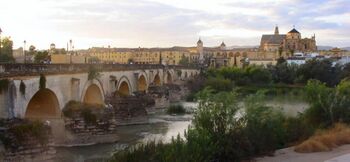 Puente Romano de Córdoba, con la Mezquita de Córdoba. Los romanos fueron grandes constructores de puentes y acueductos en la antigüedad.