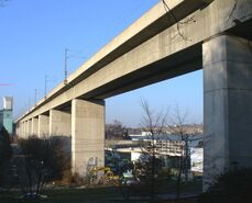 En viga (Stuttgart Cannstatt Eisenbahnviadukt), trabaja a tracción en la zona inferior de la estructura y compresión en la superior. No todos los viaductos son puentes viga, muchos son en ménsula.