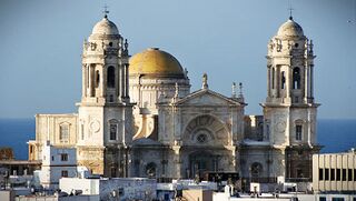 La fachada de la catedral nueva de Cádiz, España.