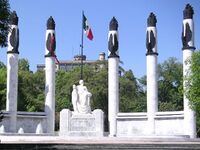El Altar a la Patria, ubicado al pié del Castillo de Chapultepec, que se aprecia en el fondo