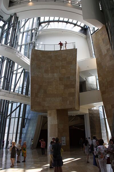 Archivo:Guggenheim Museum interior, Bilbao, July 2010 (04).JPG