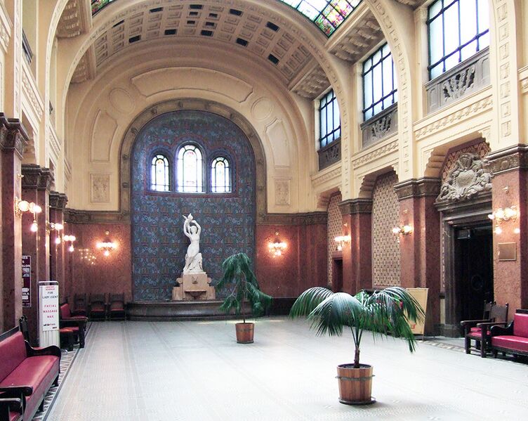 Archivo:Entrance hall at St. Gellért Spa.jpg