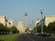 La Karl-Marx-Allee, hacia Strausburger Platz; con la Fernsehturm en segundo plano.