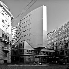 Complejo edilicio para oficinas y apartamentos en Corso Italia]], Milán, Italia. (1953)