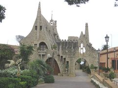 Bodegas Güell, Sitges (1888-1890), junto con Antonio Gaudí