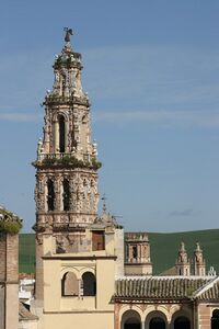 Imagen panorámica de Écija en la que se observa en la parte inferior el mirador y la balconada del Palacio renacentista plateresco de Valdehermoso, la torre barroca de San Juan en la parte superior y al fondo la torre de Santo Domingo y las Gemelas[1].