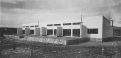 Escuela elemental en Palausolitar (1933), junto con Josep Torres Clavé.