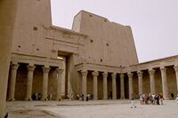 Templo de Horus: sala hipóstila exterior.