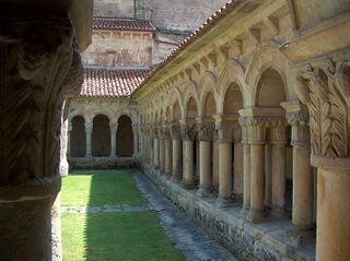 Vista parcial del claustro de la Colegiata de Santillana del Mar (Cantabria), de estilo Románico.