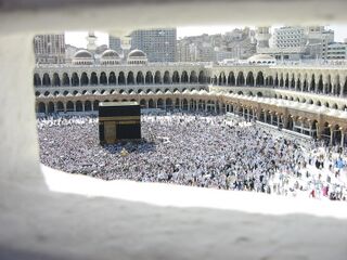 Interior de la mezquita con la Kaaba‏‎ en el centro.