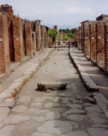 Calle de la antigua Pompeya (Italia), con la sección tipo de calzada, aceras y bordillos.