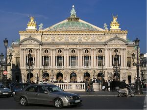 El Palais Garnier es uno de los emblemas de la arquitectura de estilo Beaux Arts denominado por Émile Zola como "el opulento bastardo de todos los estilos".