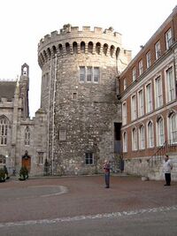 Una de las torres medievales sobrevivientes. A su izquierda se encuentra la Capilla Real