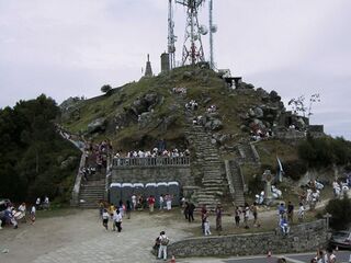 Cumbre del monte, conocido como Pico de San Francisco, con la ermita y el repetidor.