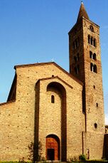 Iglesia de San Giovanni Evangelista, Rávena: Intervención en la fachada estableciendo de nuevo las proporciones originales.