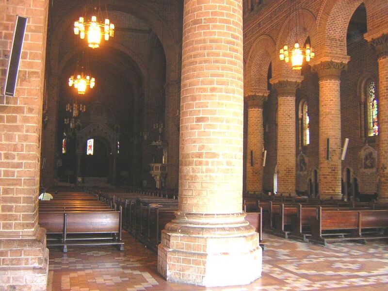 Archivo:Catedral Metropolitana de Medellin -Columnas.JPG