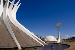 Niemeyer.CatedralBrasilia.3.jpg