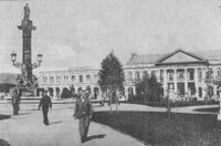 Vista de la Plaza de la Independencia hacia 1910. A la izquierda la fuente-monumento.