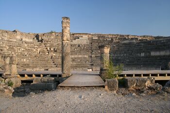 Teatro romano de Segóbriga, donde siguen llevándose a cabo representaciones teatrales clásicas.