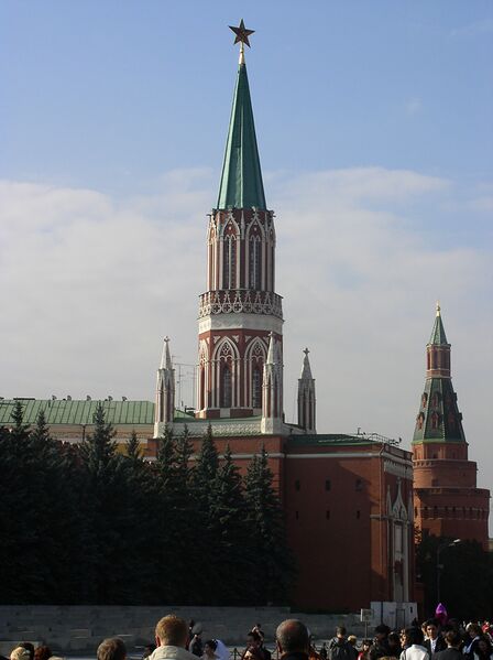 Archivo:Russia-Moscow-Kremlin-Nicholas and Corner Arsenal Towers .jpg