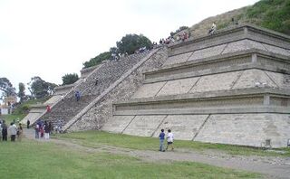 Sólo una porción de la antigua Priámide de Quetzalcóatl ha sido restaurada.