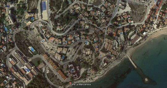 01. Vista aérea de la zona de la Manzanera: junto a la etiqueta está la Muralla Roja (google-maps)