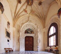Atrio y la portada de la iglesia y del claustro de los monjes del Monasterio de Santa María de El Paular
