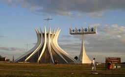 Niemeyer.CatedralBrasilia.1.jpg
