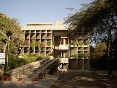 Edificio de la Asociación de Hilanderos, Ahmedabad, India (1954-1957)